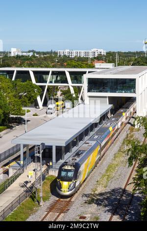 Fort Lauderdale, USA - 13. November 2022: BrightLine privater Intercity-Zug am Bahnhof Fort Lauderdale im Porträtformat in Flo Stockfoto