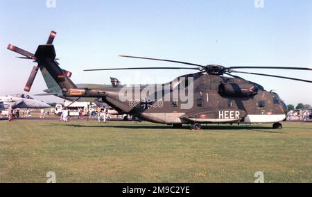 Heeresflieger - VFW-Sikorsky CH-53G 85+08 (msn V65-106, Modell S-65C-1) von MHFTR-25 bei der Royal International Air Tattoo - Boscombe Down 13. Juni 1992. (Heeresflieger - Deutsche Armee Luftfahrt). Stockfoto