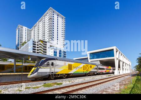 West Palm Beach, Vereinigte Staaten - 14. November 2022: Privater Zug BrightLine Intercity am Bahnhof West Palm Beach in Florida, United Sta Stockfoto