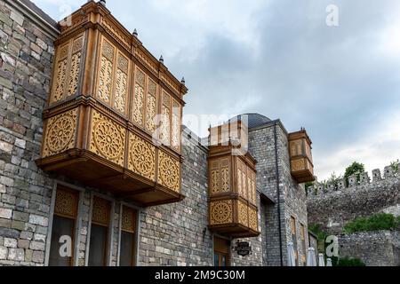 Akhaltsikhe, Georgien, 06.06.21. Traditionelle, georgianische Holzbalkone im Hotel Gino Wellness Rabati im Innenhof des Schlosses Akhaltsikhe. Stockfoto