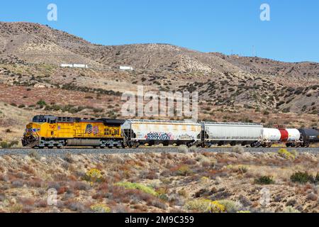 Los Angeles, USA - 3. November 2022: Güterzug der Union Pacific Railroad am Cajon Pass bei Los Angeles, USA. Stockfoto