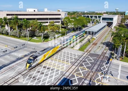 Fort Lauderdale, Vereinigte Staaten - 13. November 2022: Privater Intercity-Zug BrightLine am Bahnhof Fort Lauderdale in Florida, United Sta Stockfoto