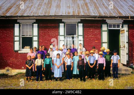 1980S SCHÜLER UND LEHRER VOR DER AMISH-1-ZIMMER-SCHULE, DIE AUF DIE KAMERA SCHAUT LANCASTER COUNTY PENNSYLVANIA USA - 103059 RWN001 HARS NOSTALGIA OLD FASHION 1 JUGENDLICHER ELEMENTARER STIL AMISH FRIEDENSTEAM ABSTRAKTE LEBENSSTIL RELIGIONSARCHITEKTUR WEIBLICHE WERBETAFELN LÄNDLICH DURCHGEHENDE DAMEN INSPIRATION MÄNNER TEENAGER-JUNGE BAUT SPIRITUALITÄT VERTRAUEN FREIHEITSSCHULEN MITTLEREN ALTERS WEITWINKEL-GRAD-GLÜCK MITTELALTERLICHES FRAUENHAUS UND CHOICE EXTERIEUR-WISSEN STOLZ HIGHSCHOOL-BERUFE GRUNDSCHULE HIGHSCHOOL IMMOBILIENVERBINDUNG KONZEPTIONELLE STRUKTUREN TEENAGER-GEBÄUDE VOR SICH VON Stockfoto