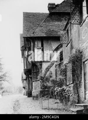 Die Chiddingstone High Street. Chiddingstone ist eines der hübschesten Dörfer in Kent und vielleicht auch England und ein wunderschönes Beispiel für ein Dorf in Tudor mit einer Straße. Es ist sehr typisch für den Kent-Stil, mit Halbholzseitenwänden, Giebeln und steingehängten roten Ziegeldächern. Das gesamte Dorf, einschließlich des Castle Inn, der Häuser und des Postamts, wurde 1939 vom National Trust erworben, um seine Erhaltung zu gewährleisten. Das Gebäude, das heute das Postamt ist, wird bereits 1453 erwähnt und viele der anderen Gebäude haben wahrscheinlich Material von früheren Siedlungen mitgenommen. Über 70 Prozent der Gebäude in Chiddings Stockfoto