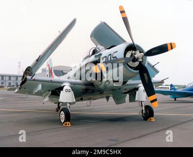 Douglas AD-4N Skyraider F-AZDP (MSN 7452, ex 124146) Beteiligt an einer Kollision mit P-51D 44-72218 in Duxford auf der 10July 2011. Sicher gelandet mit fehlendem Flügelsegment, aber P-51D wurde zerstört. Stockfoto