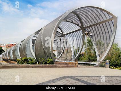 Madrid, Spanien, Mai. 2018: Fußgängerbrücke Arganzuela. Gelegen im Madrid Rio Park in der Nähe des Madrider Strandes und über den Manzanares Fluss Stockfoto