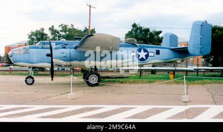 Nordamerikanische B-25 Mitchell in den Farben der US Navy, aber ohne Markierungen. Stockfoto