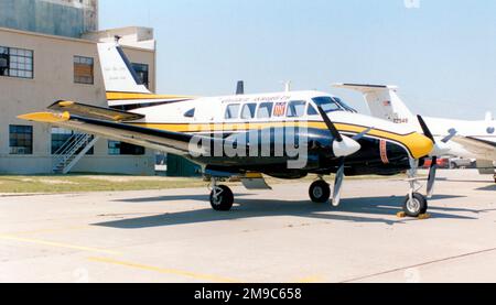 United States Army - Beechcraft U-21A Ute 66-18015 (MSN LM.16), vom Fallschirmteam der US Army Golden Knights. Stockfoto