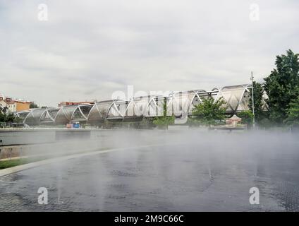 Madrid, Spanien, Mai. 2018: Fußgängerbrücke Arganzuela. Gelegen im Madrid Rio Park in der Nähe des Madrider Strandes und über den Manzanares Fluss Stockfoto