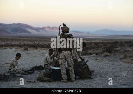 USA Marineaufklärer mit Waffenfabrik, 3. Bataillon, 4. Marineregiment, fertig mit den Vorbereitungen für den nicht lebenden Teil des Bodenaufklärungskurses im Marine Corps Air Ground Combat Center, Twentynine Palms, Kalifornien, 16. Mai 2022. Während des Kurses wurden die Marines damit beauftragt, die Positionen und Bewegungen der Rollenspieler zu patrouillieren und zu beobachten, ohne entdeckt zu werden. Stockfoto