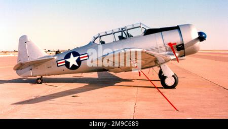 Nordamerikanische T-6G Texan N2449 (msn 168-336, ex 41-32927, ex 49-3232, ex C.6-66 EDA) der Confederate Air Force am Midland Airport am 8-10. Oktober 1992. Stockfoto