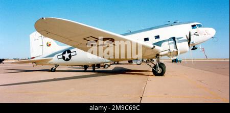 Douglas R4D-6 N151ZE (MSN 14963/26408, ex BuAer 50783, ex USAAF 43-49147) der Confederate Air Force, am Flughafen Midland am 8-10. Oktober 1992. Stockfoto