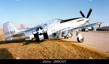 North American P-51D-20-NA Mustang N251JC (MSN 122-38798, ex 44-72339) des Cavanaugh Flight Museum am Midland Airport am 8-10. Oktober 1992. Stockfoto