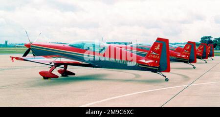 Royal Jordanian Air Force - Extra EA.300LPs des Ausstellungsteams Royal Jordanian Falcons, am RNAS Yeovilton International Air Day am 11. Juli 2009 Stockfoto