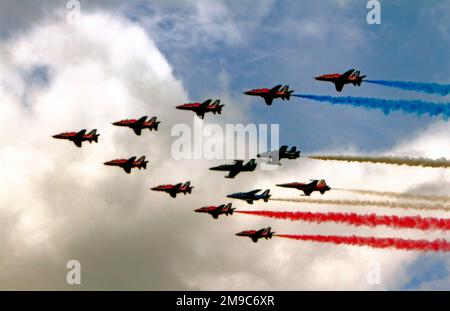 Die Red Arrows zum 50. Jubiläum treffen auf der Royal International Air Tattoo 2014 den Führer der Patrouille Suisse, das Breitling Jet Team, Patrouille de France und Frecce Tricolori Stockfoto