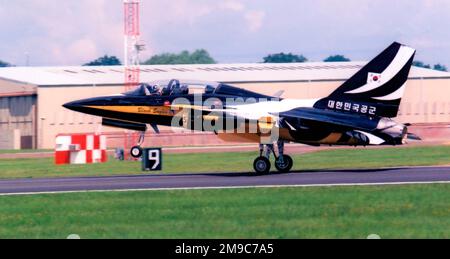 Republic of Korea Air Force - Kai T-50B Golden Eagle 10-0054 / KA-054 / '5', von 239 Fluggeschwader „Black Eagles“, auf einer britischen Flugschau im Juni-Juli 2012. Stockfoto