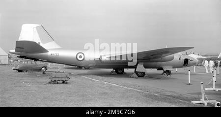 English Electric Canberra PR.9 WH793 (msn EE-242), der Prototyp PR.9, auf der SBAC Farnborough Air Show vom 3-9. September 1956. WH793 war eine PR.7, die mit Motoren der Avon 200-Serie, motorisierten Flugsteuerungen und einem verlängerten Mittelteil der Sehne modifiziert wurde, aber die ursprüngliche Nase/das ursprüngliche Cockpit beibehält. Stockfoto