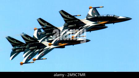 Republik Korea Air Force - Kai T-50B Golden Eagles, vom 239. Fluggeschwader „Black Eagles“, auf einer britischen Flugschau im Juni-Juli 2012. Stockfoto