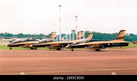 Air Force der Vereinigten Arabischen Emirate - Aermacchi MB-339NAT Flugzeug des Al Fursan Aerobatic Display Teams, auf der Royal International Air Tattoo - RAF Fairford 5. Juli 2012. Stockfoto