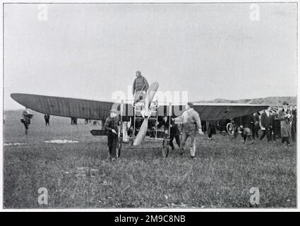 Um 3 Uhr morgens steht Louis Bleriot, französischer Flieger, in der Mitte seines Flugzeugs „Blériot XI“ in Les Barraques (nahe Calais). Bleriots Flugzeug wurde von ihm selbst entworfen und gebaut, das fünfzig Meter lang am Boden entlang lief, bevor es über den Ärmelkanal nach Dover flog. Stockfoto