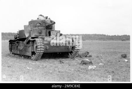 Ein sowjetischer T28Panzer mit mehreren Türmen, bewusstlos, mit toten