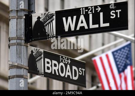 New York, USA. 17. Januar 2023. Blick auf die Beschilderung an der Wall Street an der New Yorker Börse in New York, NY, 17. Januar 2023. Die Märkte schlossen am Dienstag, dem 17. Januar, nach frühen Gewinnen zu Jahresbeginn, als Reaktion auf wirtschaftliche Daten über Inflation und wichtige Aktienentwicklungen. (Foto: Anthony Behar/Sipa USA) Guthaben: SIPA USA/Alamy Live News Stockfoto