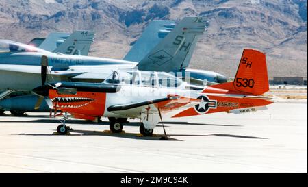 United States Marine Corps - Beechcraft T-34C Mentor 160530 (MSN GL-87, Basiscode SH) von VMFAT-101, auf der Nellis Air Force Base '50. Anniversary of the USAF' Airshow am 26. April 1997. Stockfoto