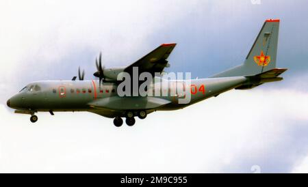 Kasachstan Air Defence Force - CASA C-295M 04 RED (msn S-126), RAF Mildenhall am 14. Juli 2016. Stockfoto