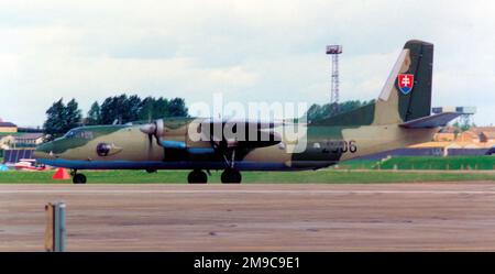 Slowakische Luftwaffe Antonov an-26 2506 (msn 12506) vom 2. ZDLP, auf der Royal International Air Tattoo - RAF Fairford am 29. Juli 1994. Stockfoto