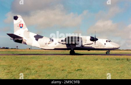 Slowakische Luftwaffe - Antonov an-26 2506 (msn 12506), vom 1. Letka 32 ZmDK, auf der Royal International Air Tattoo - RAF Fairford am 26. Juli 1999. Stockfoto