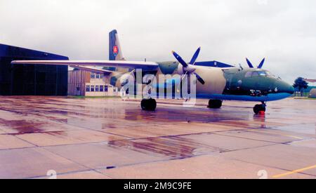 Slowakische Luftwaffe Antonov an-26 2506 (msn 12506) vom 2. ZDLP, auf der Royal International Air Tattoo - RAF Fairford am 29. Juli 1994. Stockfoto