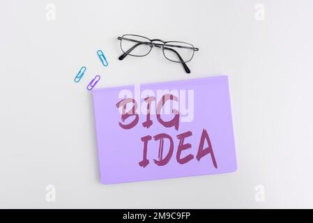 Schreiben mit Text Big Idea. Geschäftsansatz mit einer großartigen kreativen Innovationslösung oder Denkweise Stockfoto