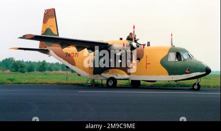 Fuerza Aerea Espanola - CASA C-212-100 T.12B-16 - 74-71 (msn A1-10-20), von Ala 74. (Fuerza Aerea Espanola - Spanische Luftwaffe). Stockfoto