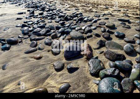 Steinen am Sandstrand Stockfoto