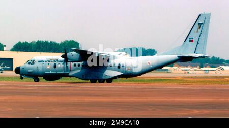 Forca Aerea Portuguesa - CASA C-295MPA 16710 (msn S-063) vom Esq 502, auf der RAF Fairford für die Royal International Air Tattoo am 20. Juli 2013. (Forca Aerea Portuguesa - Portugiesische Luftwaffe) Stockfoto