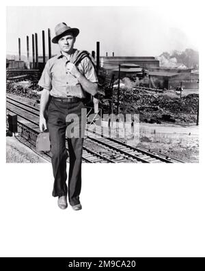 1930S-COMPOSITE-BILD IHR TYPISCHER ARBEITER, DER IN DER BROTDOSE ARBEITET, MIT EINEM INDUSTRIELLEN HINTERGRUNDBILD EINES ARBEITENDEN STAHLWERKS – I3964 HAR001 HARS MÄNNCHEN SYMBOLE VERTRAUEN SCHWARZWEISS AUGENKONTAKT FREIHEIT FERTIGKEITEN FÄHIGKEITEN BILD ZUSAMMENGESETZTER FORTSCHRITT ARBEITSSTOLZ CHANCEN BESCHÄFTIGUNG BERUFE KONZEPT KONZEPT MITARBEITER SYMBOLISCHE DURCHSCHNITTSKONZEPTE IDEEN MITTELERWACHSENER MANN TYPISCH SCHWARZ-WEISS WEISSE ETHNISCHE ZUGEHÖRIGKEIT HAR001 ALTMODISCH ARBEITSKLEIDUNG FÜR REPRÄSENTATIONSZWECKE Stockfoto