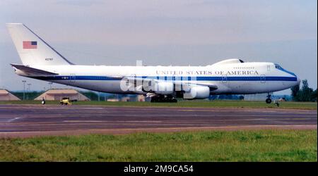 United States Air Force - Boeing E-4B 74-0787 (msn 20684 - 232), im Anflug. Die E-4B ist die Luftwaffe für den Einsatz des Präsidenten der Vereinigten Staaten in Notfällen. Diese Flugzeuge folgen immer dem POTUS, wenn er Washington D.C. verlässt, ausgestattet mit nuklearem elektromagnetischem Pulsschutz, nuklearer und thermischer Abschirmung, fortschrittlicher Elektronik und einer Vielzahl von Kommunikationsgeräten. Betrieben von der 1. Bordseitigen Kommando- und Kontrollstaffel (ACCS) Stockfoto