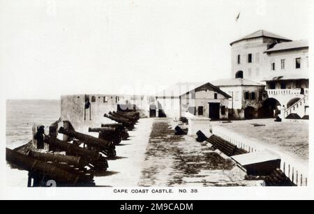 Cape Coast Castle, eine von etwa vierzig „Sklavenburgen“, oder große kommerzielle Festungen, erbaut an der Goldküste Westafrikas Stockfoto