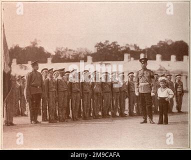 Russland - Zar Nicholas II. Und Zarewitsch Alexei Nikolajewitsch schauen sich die Kinder der Volksschule Venus in Bakhmut, Ostukraine an. Stockfoto