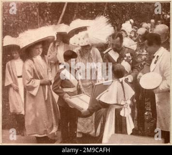 Russland - Zar Nicholas II. Und die Kaiserfamilie in einem Kloster in Borodino: Einer der Schüler bietet dem Zarewitsch Alexei Nikolajewitsch ein Werk an, das sie gemacht hat. Stockfoto