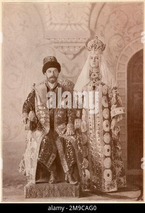 Russland - Zar Nicholas II (1868-1918) und Tsarina Alexandra Feodorowna (1872-1918) tragen traditionelle russische Kostüme bei einem Ball im Eremitage-Palast, St. Petersburg, Russland 1903. Stockfoto