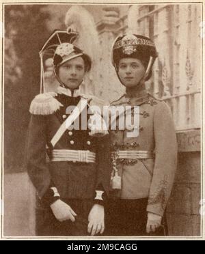 Die Großherzoginnen Olga (1895-1918) (in der Uniform eines Lancer) und Tatiana (1897) (in der Uniform eines Hussars), die beiden ältesten Töchter von Zar Nicholas II. Und Tsarina Alexandra Feodorowna. Stockfoto