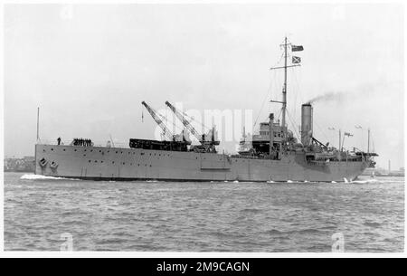 Royal Navy - HMS Pegasus (ehemals HMS Ark Royal) in Einem Spithead RE im Jahr 1938. HMS Pegasus wurde vom 1914 HMS Ark Royal Wasserflugzeugträger umbenannt, der im 1. Weltkrieg aktiv war, und in den 1920er Jahren wurde sie 1934 umbenannt, um am 16. Dezember 1938 einen neuen Flugzeugträger als HMS Ark Royal (Wimpel Nummer 91) in Betrieb nehmen zu können. Der Rumpf wurde von der Royal Navy gekauft, noch in den frühen Bauphasen, und das Schiff wurde als erstes speziell gebautes Flugzeug entworfen und gebaut - Wasserflugzeugträger. Ark Royal nahm 1915 an der Gallipoli-Kampagne Teil und blieb in der Dardanellen-Region U Stockfoto