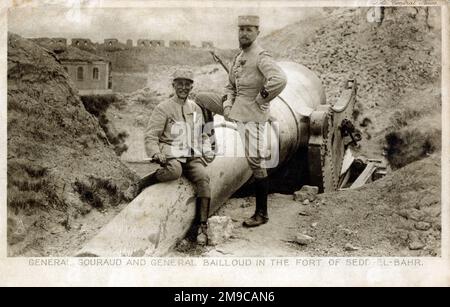 WW1 - (rechts) General Henri Joseph Eugene Gouraud (Befehlshaber des französischen Expeditionskorps) (1867-1946) und (links, sitzend) General Maurice Camille Bailloud (1847-1921) im Fort Sedd-el-Bahr (Sedd el Bahr) im Bezirk Eceabat, Provinz Canakkale, Dardanellen, Türkei. Gourand wurde am 30. Juni 1915 verwundet und verlor daraufhin seinen rechten Arm - während seiner Genesung ersetzte ihn Bailloud an der Spitze des Korps. Stockfoto