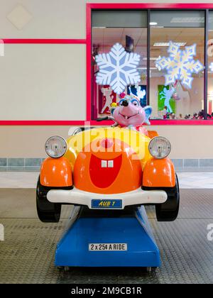 Kinder- oder kindermünzbetriebene Vergnügungsfahrten in einem Einkaufszentrum in Montgomery Alabama, USA. Stockfoto