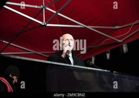 WHITEHALL, LONDON, 16. Januar 2023, Stephen Flynn, Vorsitzender der SNP bei Westminster, hielt eine Protestrede, da die Mindestservicestandards während des Streiks-Gesetzes in die zweite Lesung des Unternehmens gehen. Kredit: Lucy North/Alamy Live News Stockfoto