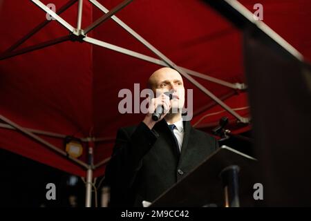 London, Großbritannien. 16. Januar 2023. Stephen Flynn, seit Dezember 2022 Vorsitzender der Schottischen Nationalpartei im Unterhaus und Abgeordneter von Aberdeen South, spricht während der Kundgebung. Ein Notfallprotest, der vom Trades Union Congress (TUC) außerhalb der Downing Street am Montagabend als Reaktion auf die Debatte über das Anti-Streik-Gesetz im House of Common im britischen Parlament einberufen wurde. Kredit: SOPA Images Limited/Alamy Live News Stockfoto