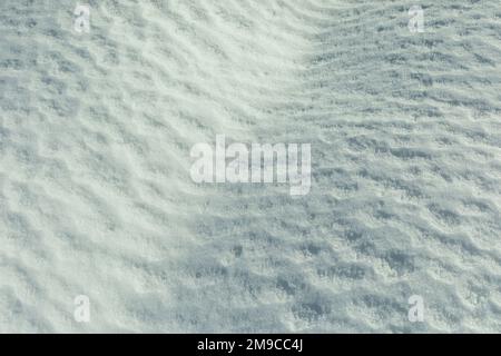 Textur von Frühlingsschnee. Eisschicht. Details der Winternatur. Schneedecke. Stockfoto