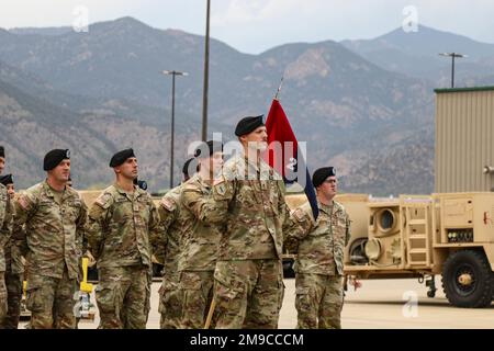 Soldaten der Hauptquartier- und Hauptquartier-Kompanie, 2. Stryker Brigade-Kampfteam, 4. Infanteriestand in Formation während einer Zeremonie zum Verantwortungswechsel in Ft. Carson, Colorado, Mai 16. Während der Zeremonie übergab 1. Sergeant Christopher Price die Verantwortung für die Firma an 1. Sergeant Jaime Natividad. USA Militärfoto von Major Jason Elmore. Stockfoto