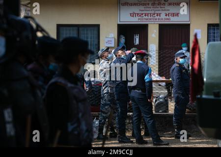 Pokhara, Nepal. 17. Januar 2023. Persönliche Pflichten der Polizei Nepals außerhalb des Obduktionsgebäudes in Pokhara. Ein Flugzeug der Yeti Airlines stürzte am Sonntag, den 15. Januar, in Pokhara ab, als es von Kathmandu nach Pokhara mit 68 Passagieren und vier Besatzungsmitgliedern an Bord flog, und 71 Leichen wurden bis Dienstagabend geborgen, viele Leichenteile wurden an der Absturzstelle gefunden. Kredit: SOPA Images Limited/Alamy Live News Stockfoto